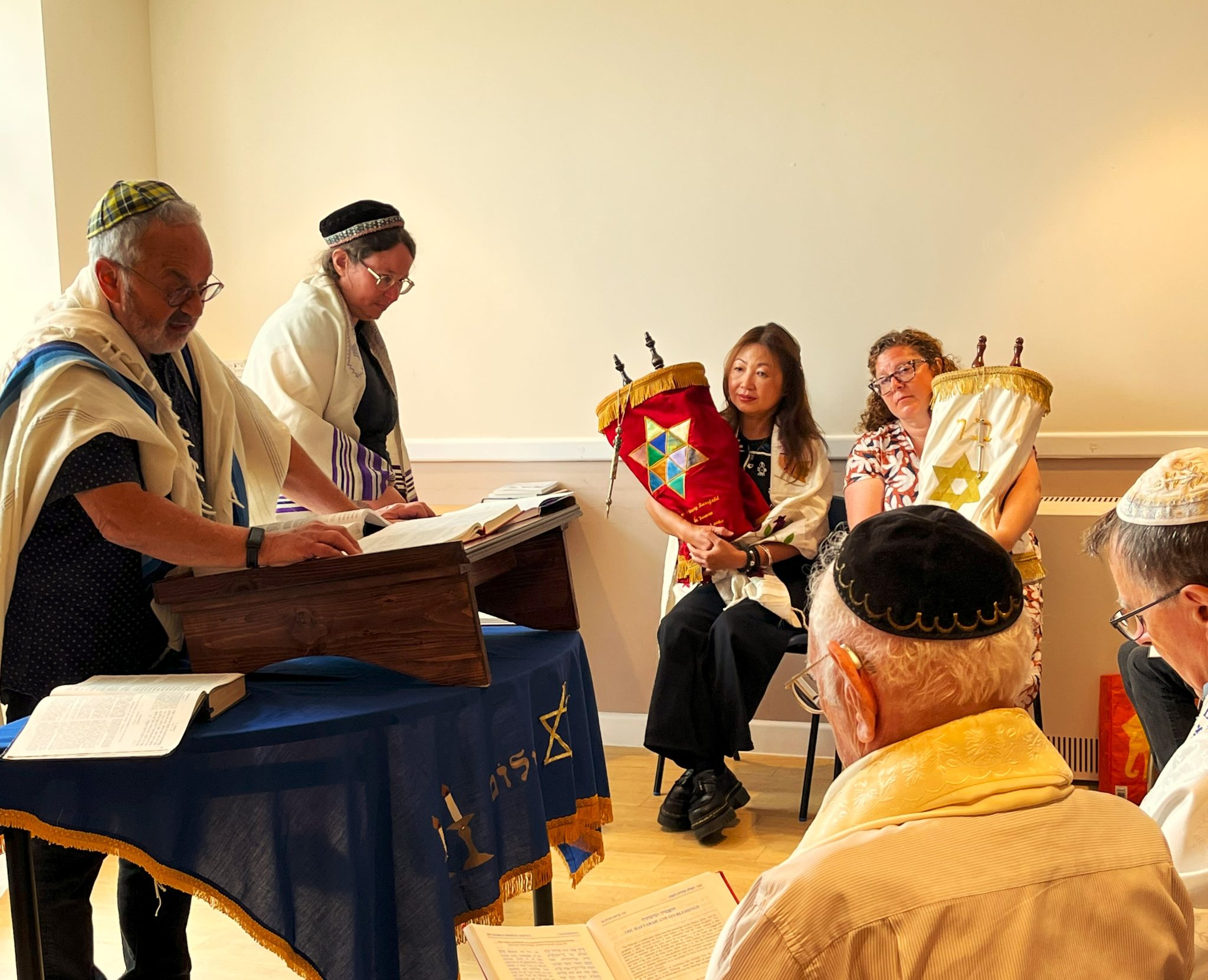 Guest Student Rabbi leads Shabbat service – Kehillat Kernow
